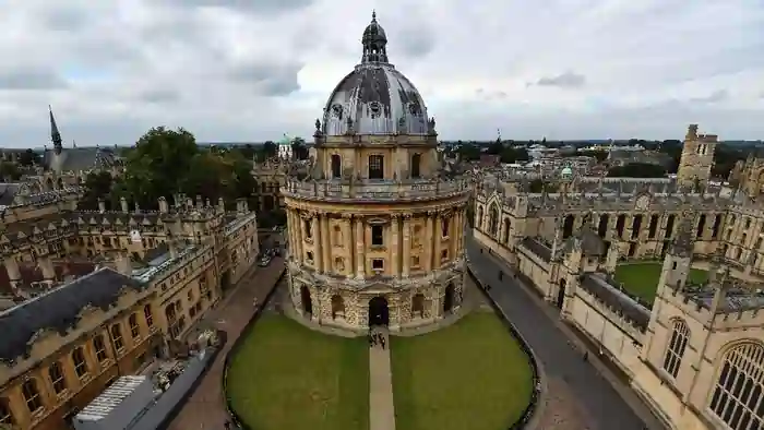 Universitas Oxford di InggrisBaca artikel detikedu, "Kisaran Biaya Kuliah Universitas Terbaik Dunia, Ada MIT hingga Oxford" selengkapnya https://www.detik.com/edu/perguruan-tinggi/d-6267965/kisaran-biaya-kuliah-universitas-terbaik-dunia-ada-mit-hingga-oxford.

Download Apps Detikcom Sekarang https://apps.detik.com/detik/